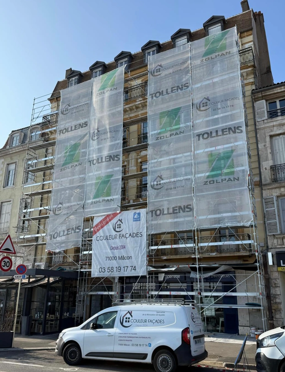 photo-chantier-couleur-facades-ravalement-macon-immeuble-echafaudages